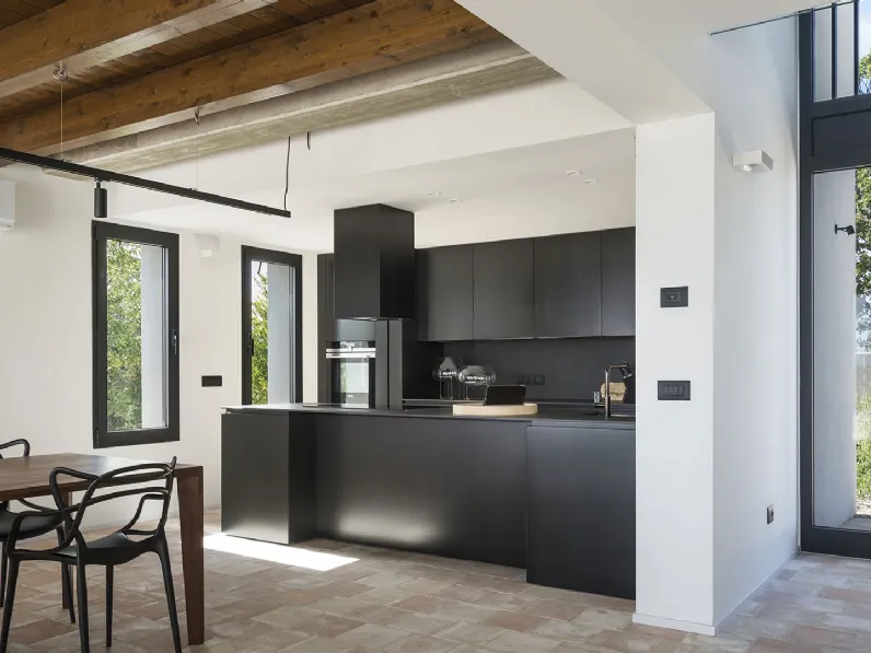 Cucina su misura con penisola T30 di TM Italia