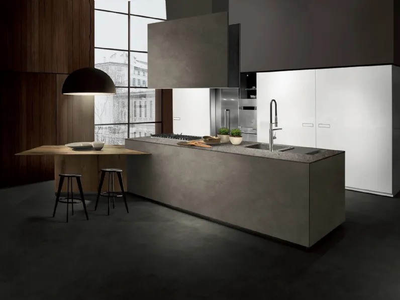 Cucina su misura di design Touch con isola in Resina Dark Grey e penisola in legno Antico con colonne in laccato Bianco lucido di Composit