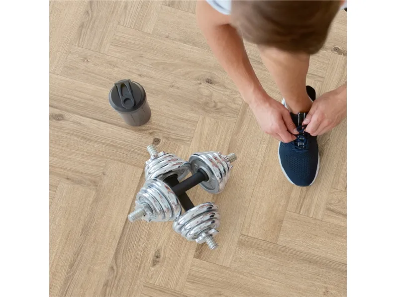 Pavimento in laminato effetto legno Ville Herringbone 01 di Meg Living