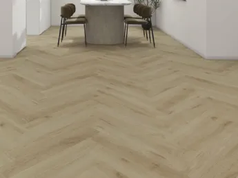 Il parquet vinilico Cover Floor SPC di Italflooring offre un elegante effetto spina di pesce.
