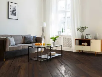 Parquet di valore antico scuro, sbozzato da Salis.