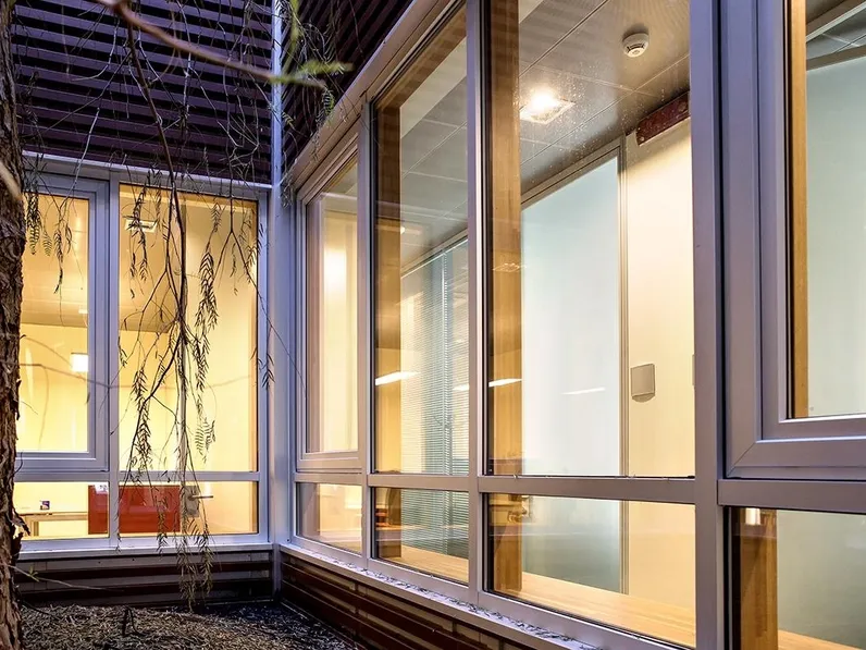 Finestra con struttura portante in legno di Rovere lamellare con taglio termico in pvc e finiture esterne in alluminio D-Wall di De Carlo