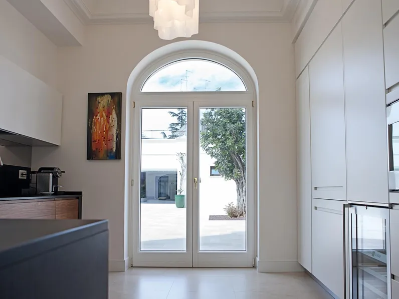 Finestra ad anta battente altamente versatile per dimensioni, forma e design, caratterizzata da anta e telaio in legno lamellare con rivestimento in alluminio Exter Alu Classic di De Carlo