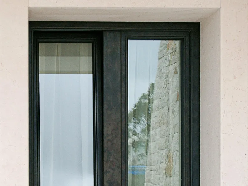 Finestra ad anta battente caratterizzata da anta e telaio in legno lamellare con rivestimento in bronzo saldato realizzato con una speciale lega di ottone Exter Bronze Classic di De Carlo