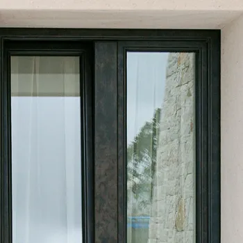 Finestra ad anta battente caratterizzata da anta e telaio in legno lamellare con rivestimento in bronzo saldato realizzato con una speciale lega di ottone Exter Bronze Classic di De Carlo