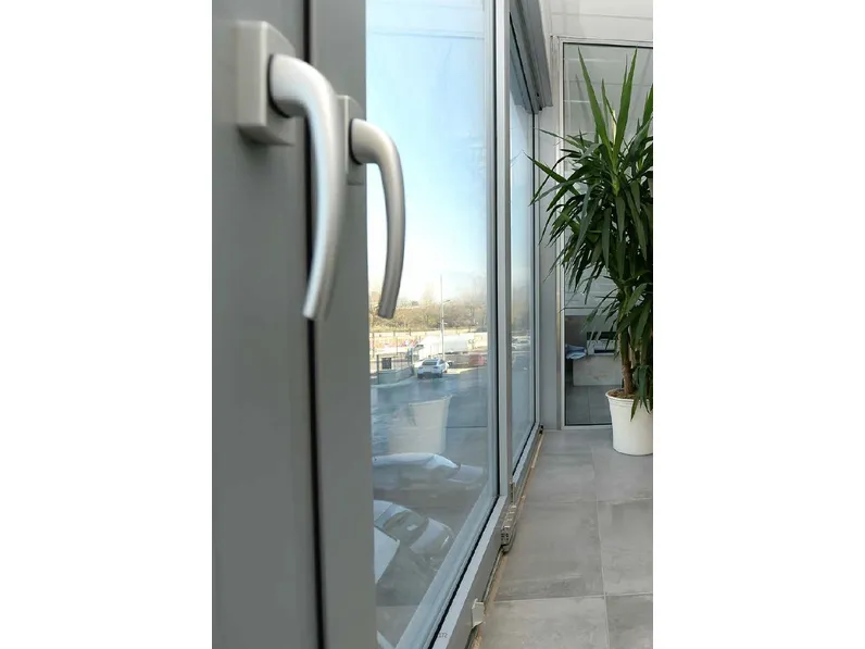 Finestra in alluminio dalle linee essenziali e dal design ricercato di Nusco