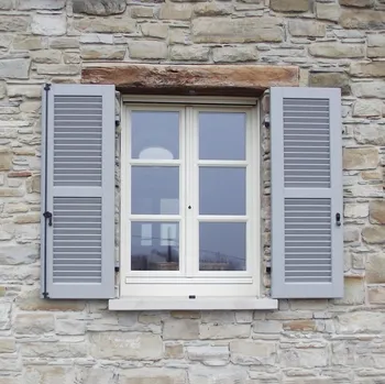 Finestra Linea Classica in Legno due ante con Inglesina di Cavallero