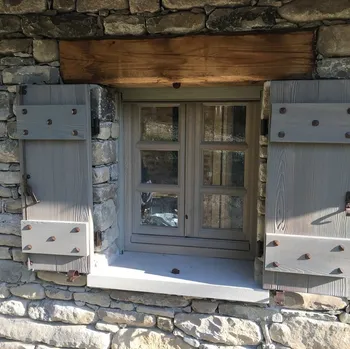 Finestra Linea Epoca con Scuri in Legno Rustici di Cavallero
