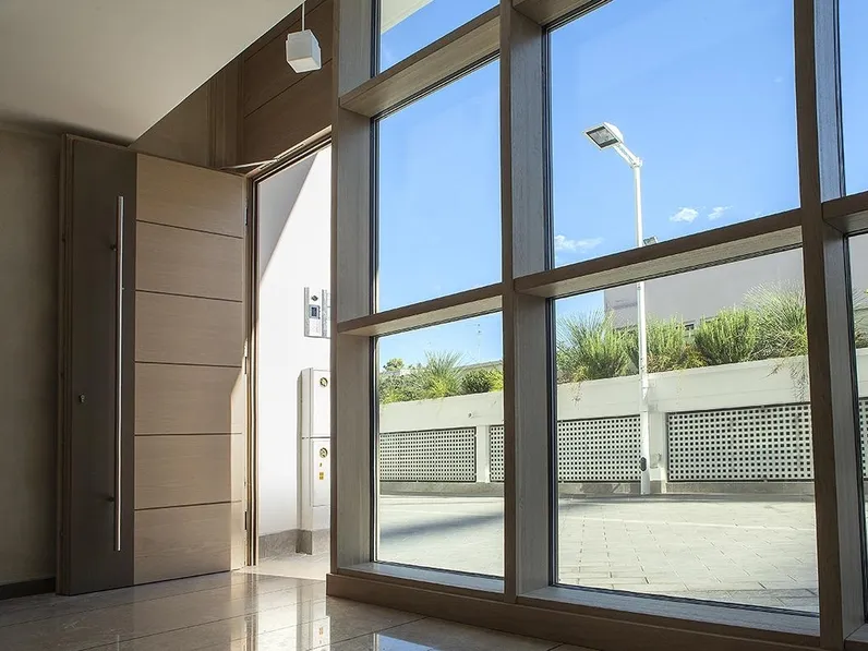 Finestra fissa Mix D-Wall integrata con Porte di ingresso De Carlo
