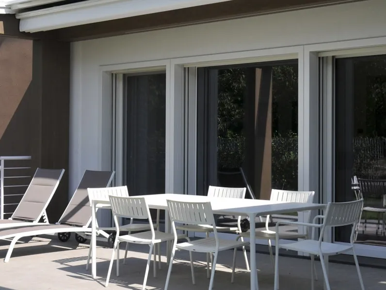 Finestra scorrevole in alluminio e legno Therm Flat di Pompeja