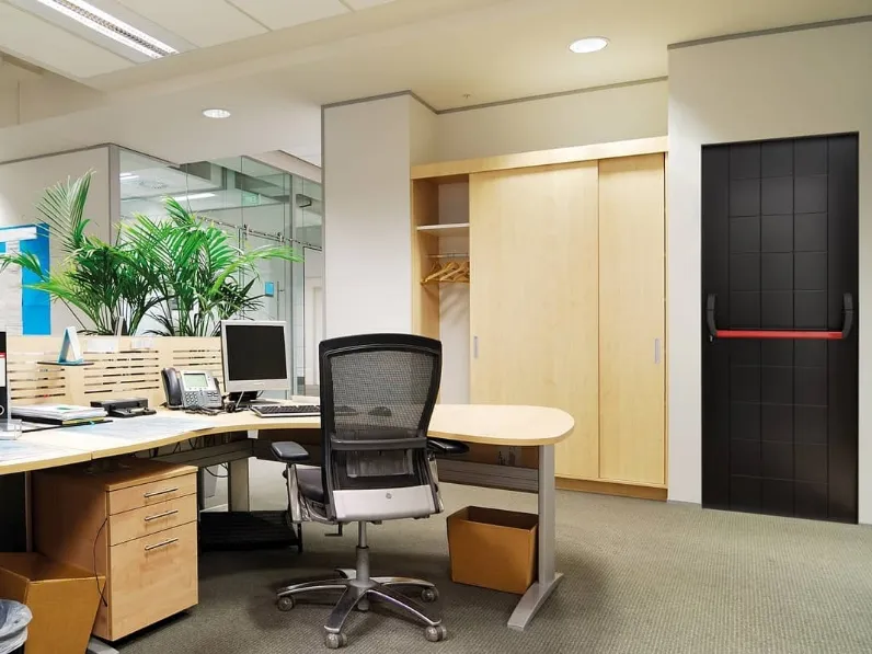 Porta blindata con maniglione antipanico rivestita in compensato marino laccato nero Sblock Push di Dierre