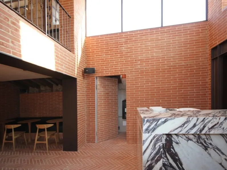 Porta per esterni a spingere rivestita con mattoncini Cover D Riv 01 di RasoParete