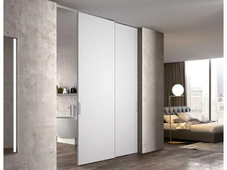Porta scorrevole per interni con vetro bianco satinato e telaio in alluminio finitura Argento Duo Fly di In Forma