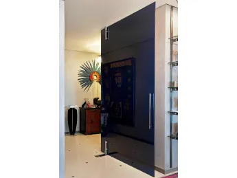 La porta interna Glass a bilico di Staino & Staino unisce design moderno e funzionalità in un unico 