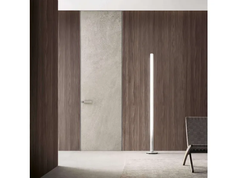 Porta a filo muro per interni Moon in finitura gres crema con struttura in alluminio finitura Platino di Rimadesio