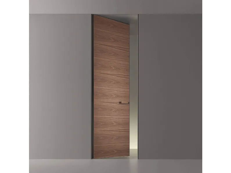 Porta a filo muro per interni Moon in Noce con struttura in metallo finitura Peltro di Rimadesio