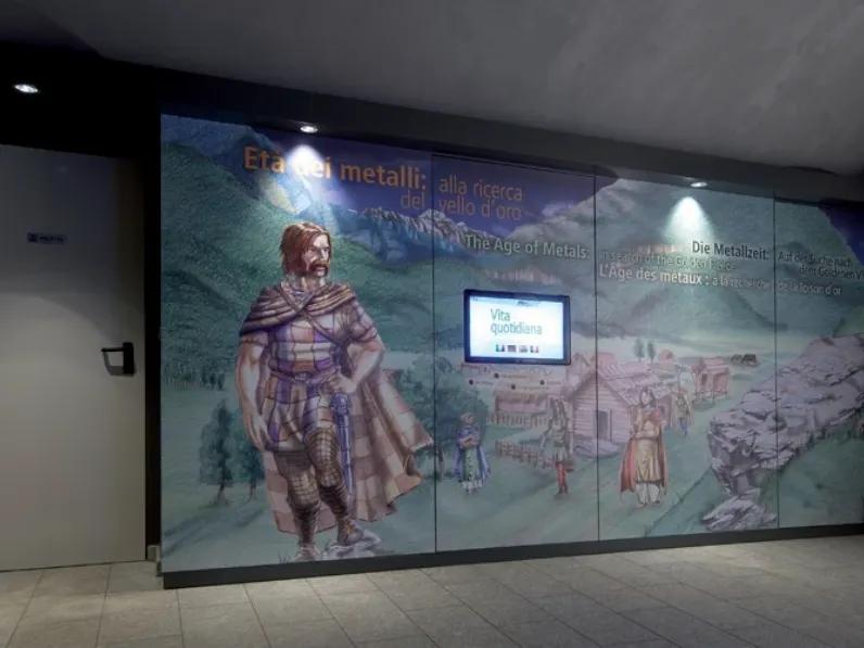 Porta per interni con ante rivestite con carta da parati, apertura automatica senza maniglia, con lavorazione dell’anta per incasso video Ras oh di RasoParete