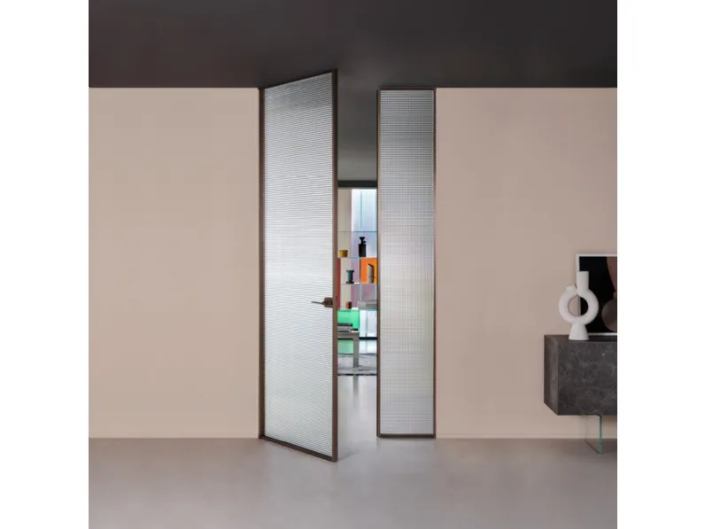 Porta per interni a filo muro Sherazade Double Swing in vetro con telaio in alluminio Plain di Glas Italia