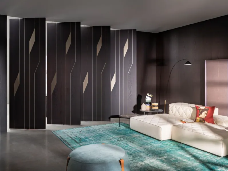 Porta per interni divisoria in rovere moka con inserti in bronzo a bilico Teatro di Lualdi