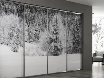 La porta Versus di Staino & Staino unisce eleganza e luminosità con il suo design in vetro.