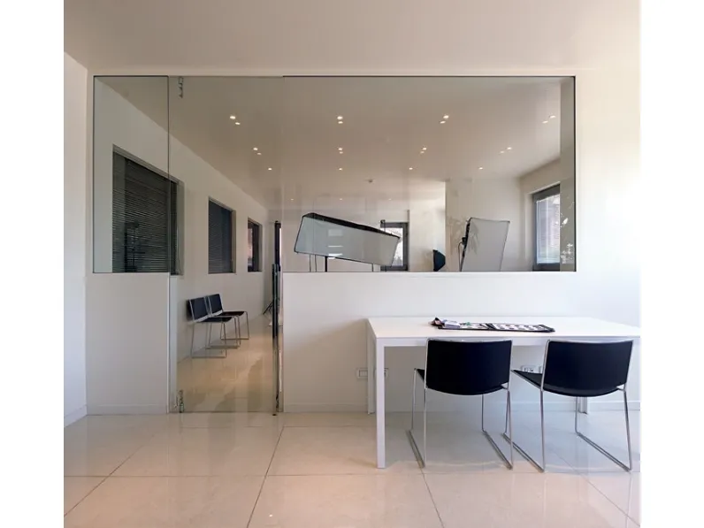 Porta con apertura bidirezionale per interni Vitrain di RasoParete