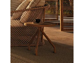 Il tavolino Academy Outdoor di Flexform unisce design contemporaneo e robustezza in metallo.