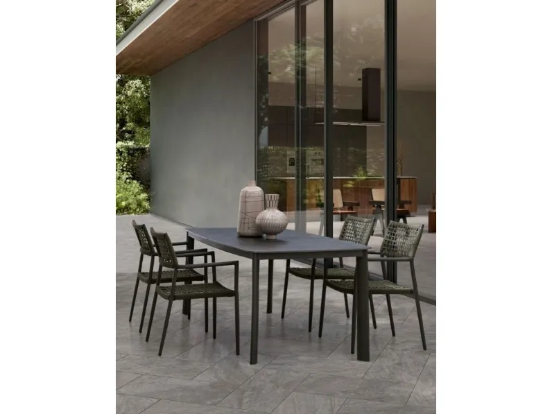Tavolo Alcora con top in pietra di Bizzotto