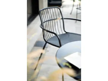 Sedia Alisea Emu: acciaio elegante, design senza tempo.