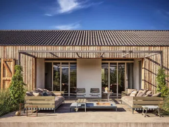 Il divano Ansel di Flexform presenta una struttura in legno massello.