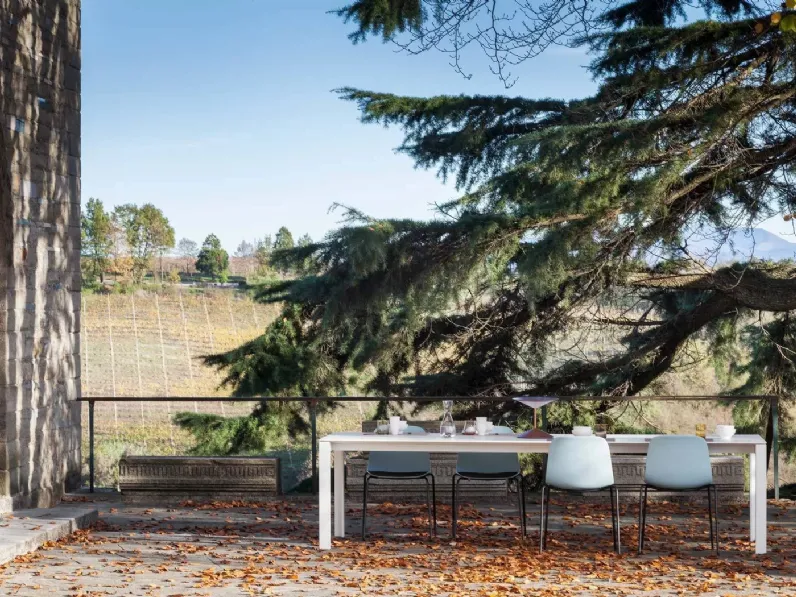 Tavolo da giardino Apta con top in HPL e base in metallo di LaPalma