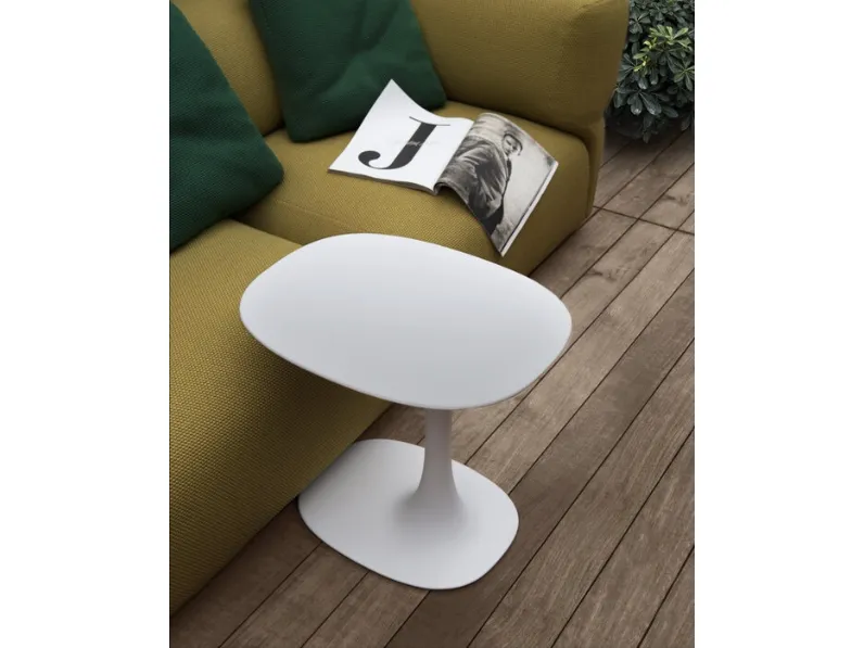 Tavolino outdoor Awa con top e basamento in Cristalplant Outdoor e Puntali materiale termoplastico di B&B Italia