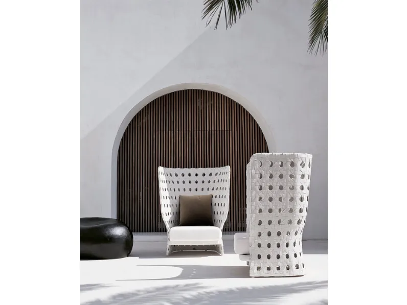 Poltrona Canasta con intreccio in fibra di polietilene di B&B Italia