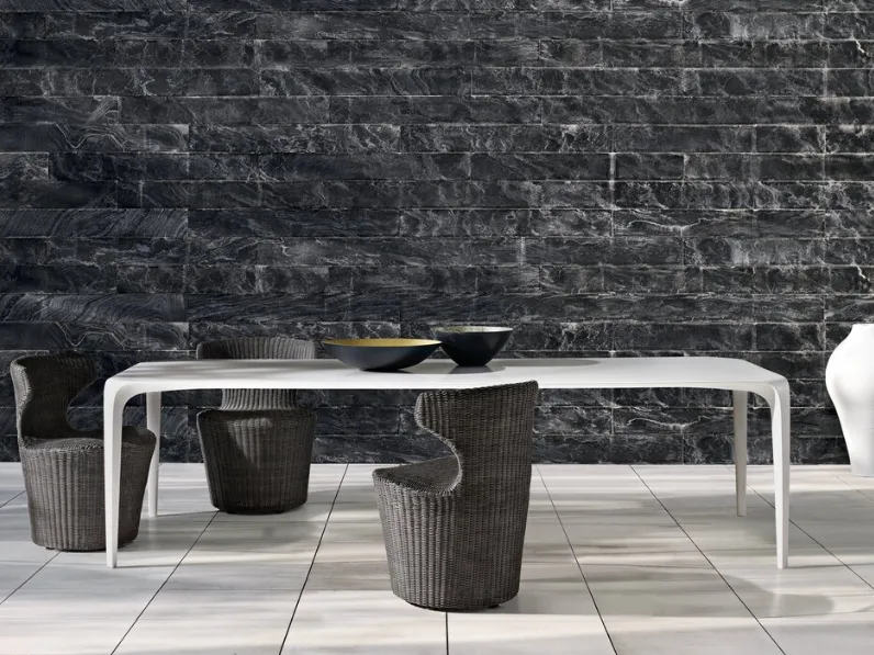 Tavolo outdoor Link in Cristalplant® (carica minerale naturale di idrato d'alluminio con resina poliestere acrilata) di B&B Italia