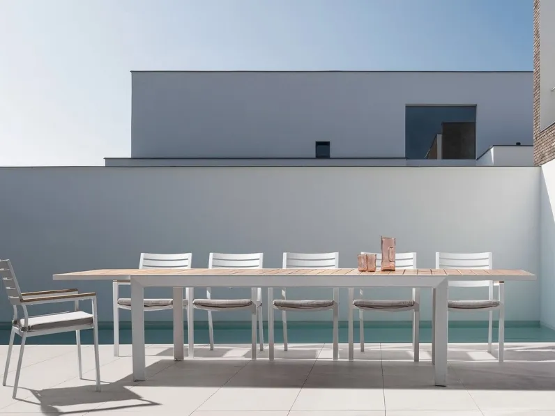 Tavolo Belmar in alluminio effetto legno di Bizzotto