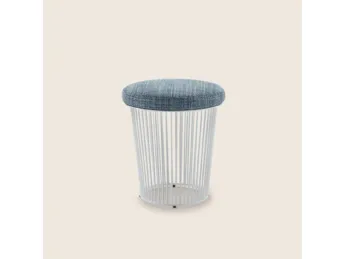 Il Pouf Berry Outdoor di Flexform unisce design contemporaneo e materiali resistenti per esterni.