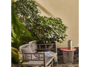 Il tavolino Berry Outdoor di Flexform, realizzato in ceramica, unisce design elegante e resistenza a
