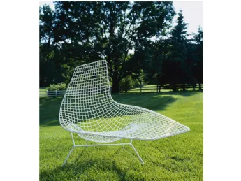 Poltrona Bertoia di Knoll in acciaio cromato e verniciato a polvere nero opaco. Il suo design è stat