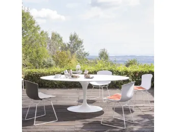 Modificando lo schema del celebre modello iconico della sedia a griglia di Harry Bertoia realizzata 