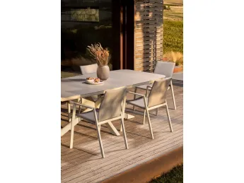 Tavolo Isacco di Bizzotto, design contemporaneo e linee essenziali.
