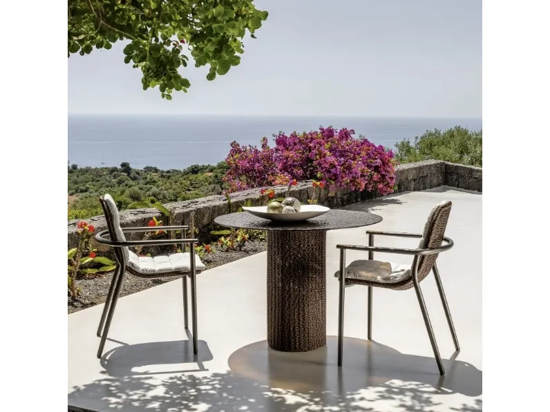 Tavolo in vetro e sedie in midollino Bond di Talenti