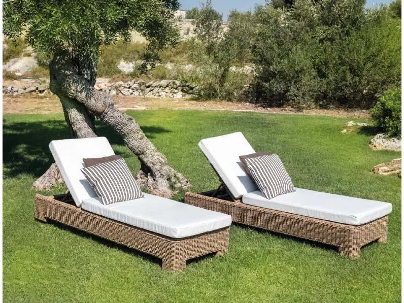 Lettino Cloe con struttura in alluminio e intreccio con fibra Natural effetto legno e cuscino in tessuto imbottito di Braid