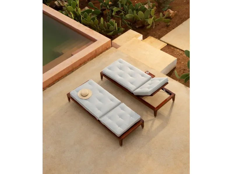 Lettino C'est la Vie in legno di mogano lucido e imbottitura in tessuto di Unopiu