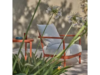 La Poltroncina Camargue di Flexform è un'icona di design che unisce comfort e stile minimalista.