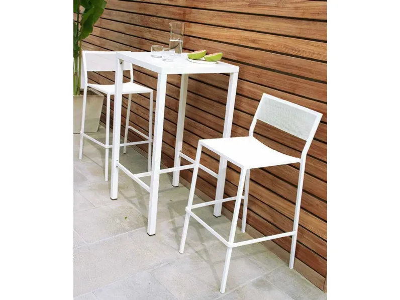 Sgabello impilabile e Tavolino alto Conrad in ferro di Unopiu