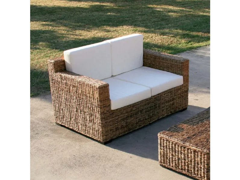 Divano Croco Sofà a due posti con struttura finitura intreccio di Banano naturale con cuscini in tessuto imbottito di La Seggiola