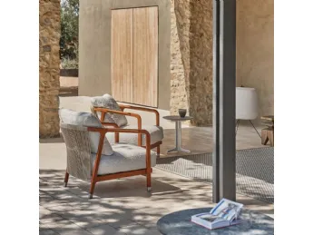 La poltroncina Crono Outdoor di Flexform è un capolavoro di design e comfort per il tuo esterno.