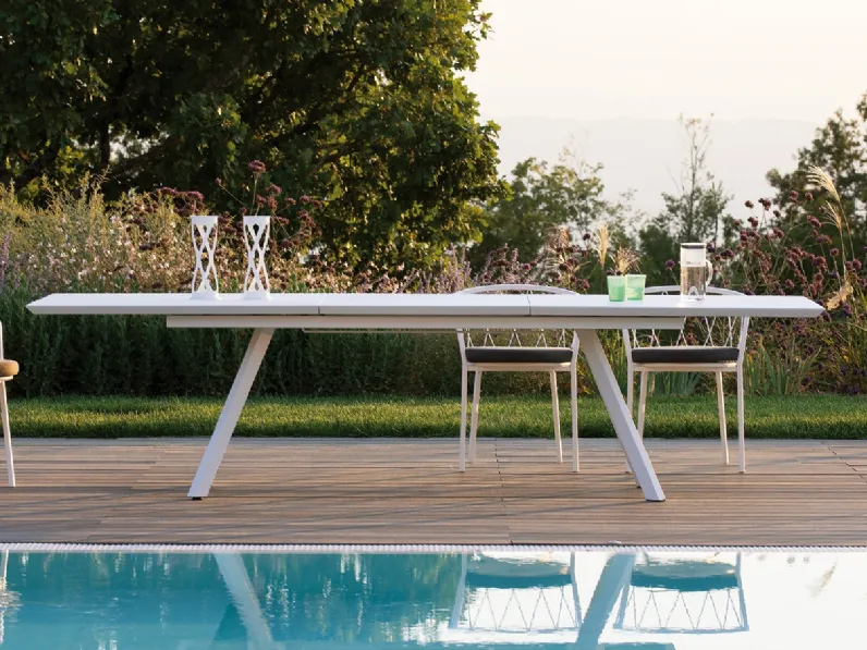 Tavolo allungabile in metallo  con sedie Daisy di Vermobil