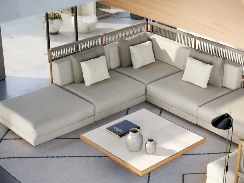 Divano Embrace in iroko e corda con comode sedute in tessuto imbottito di Braid