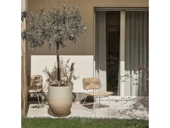 La poltroncina Echoes Outdoor di Flexform è un capolavoro di design minimalista e comfort per estern