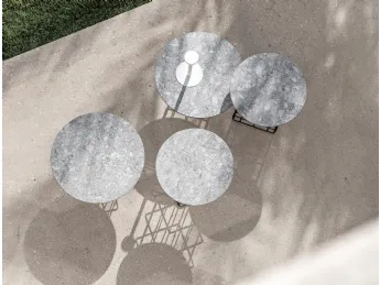 I tavolini Mesh Outdoor di Flexteam uniscono design moderno e resistenza per gli esterni.